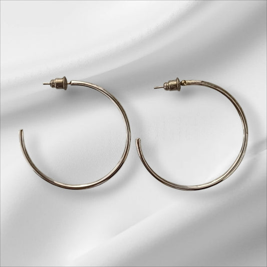 Klassiske sølvfargede hoops – 4 cm