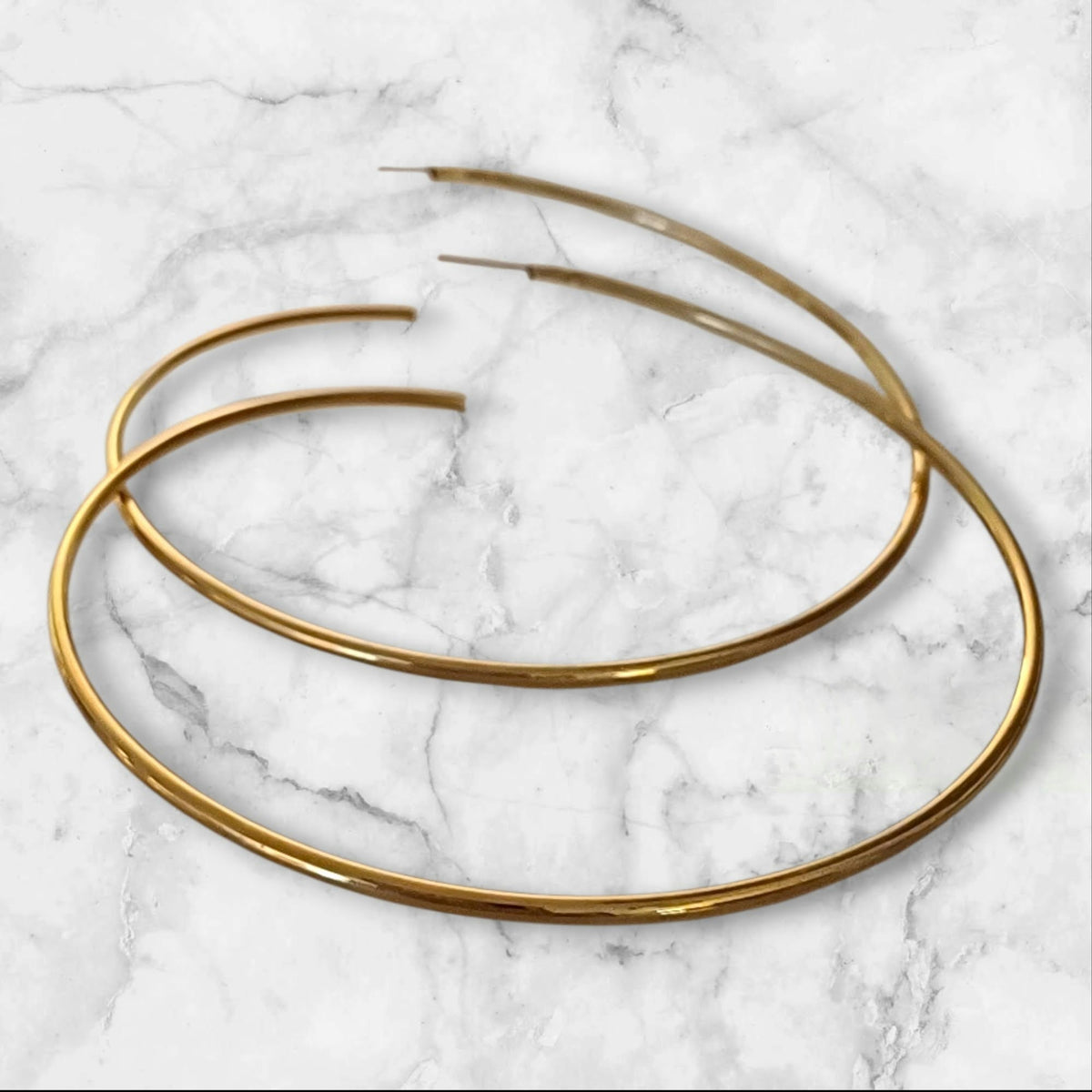 Store tynne gullfargede hoops