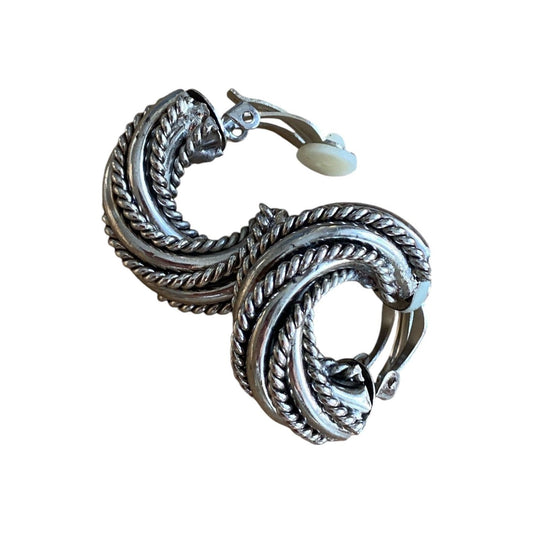 Store klips-øredobber i sotet metall