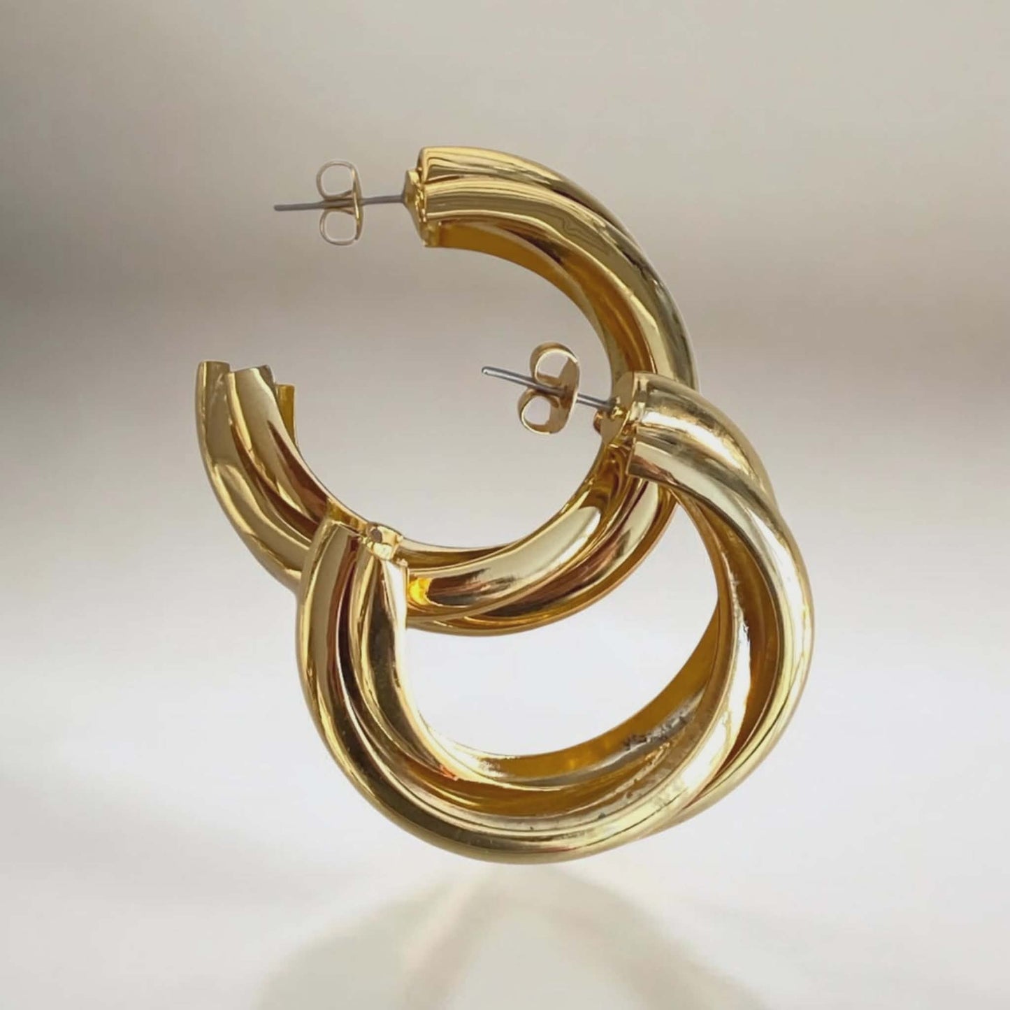 Gullfargede hoops med tvinnet design