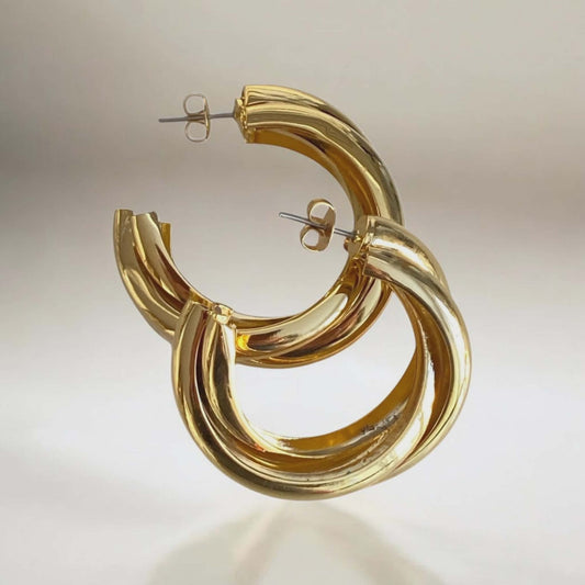 Gullfargede hoops med tvinnet design