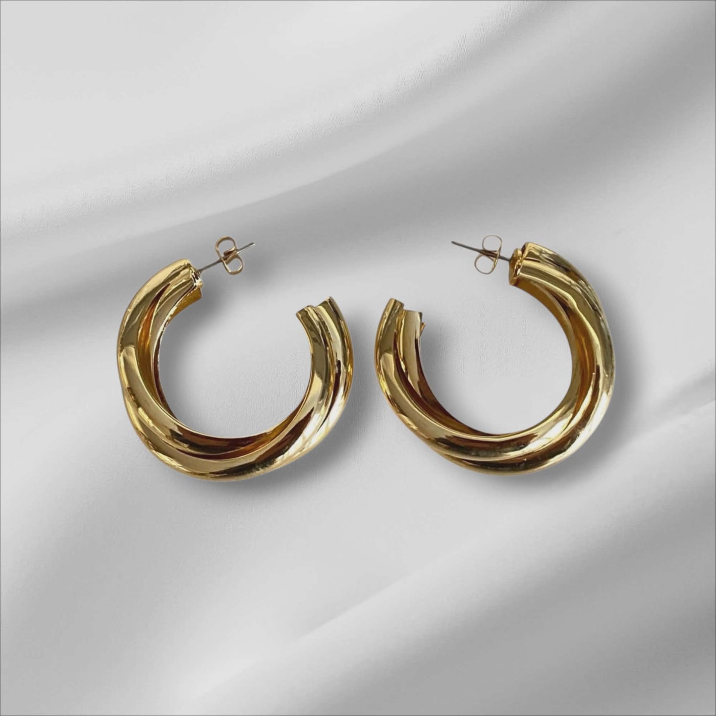 Gullfargede hoops med tvinnet design