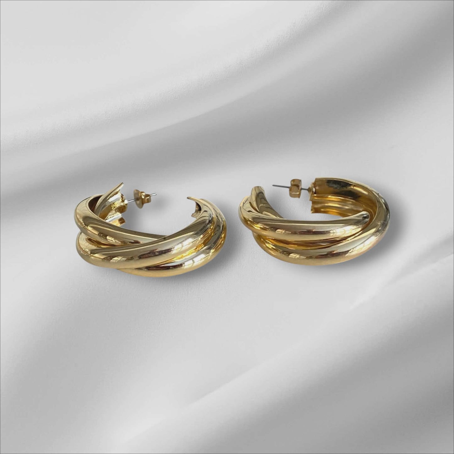 Gullfargede hoops med tvinnet design