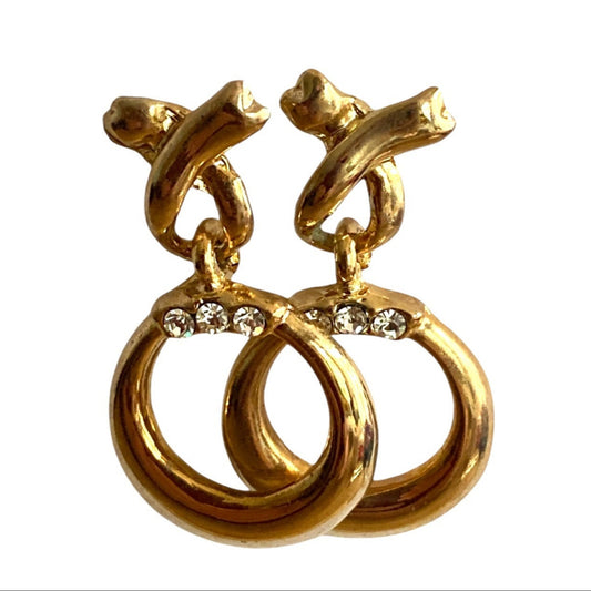 Gullfargede creoler med glitrende detaljer