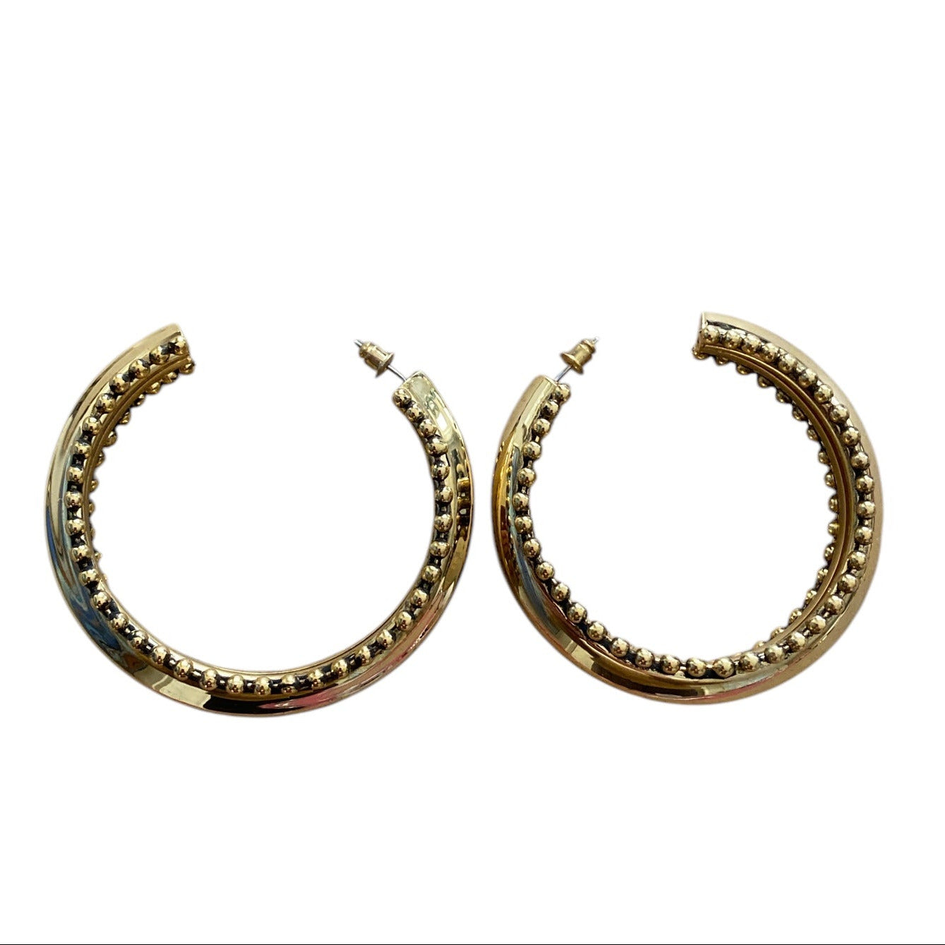 Store, klassiske gulløreringer med detaljert mønster