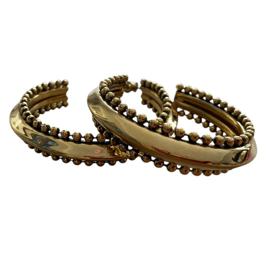 Store, klassiske gulløreringer med detaljert mønster