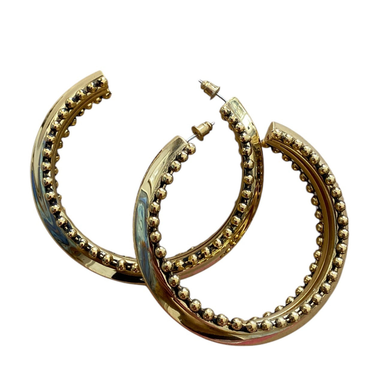 Store, klassiske gulløreringer med detaljert mønster