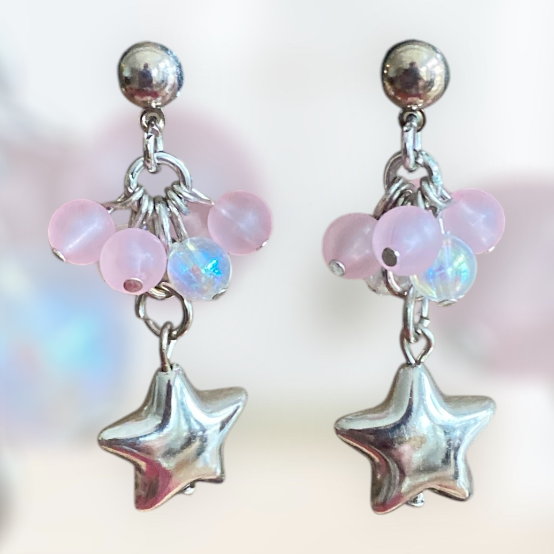 Sølvfargede vintageøredobber med rosa perler og stjerneanheng