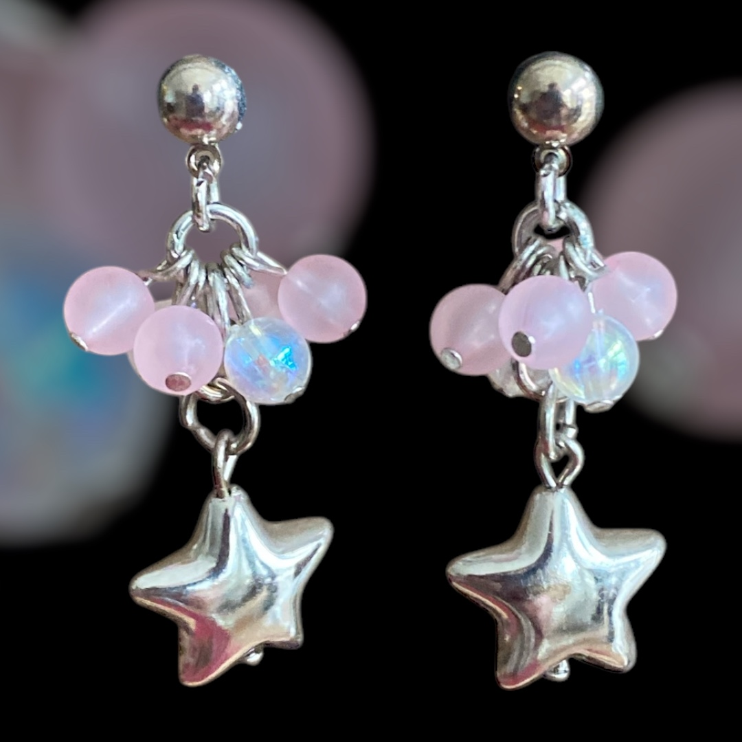 Sølvfargede vintageøredobber med rosa perler og stjerneanheng