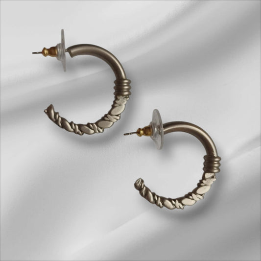 Sølvfargede øreringer med strukturert overflate