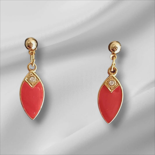 Bladformede øredobber i rød emaljetone med klar krystalldetalj