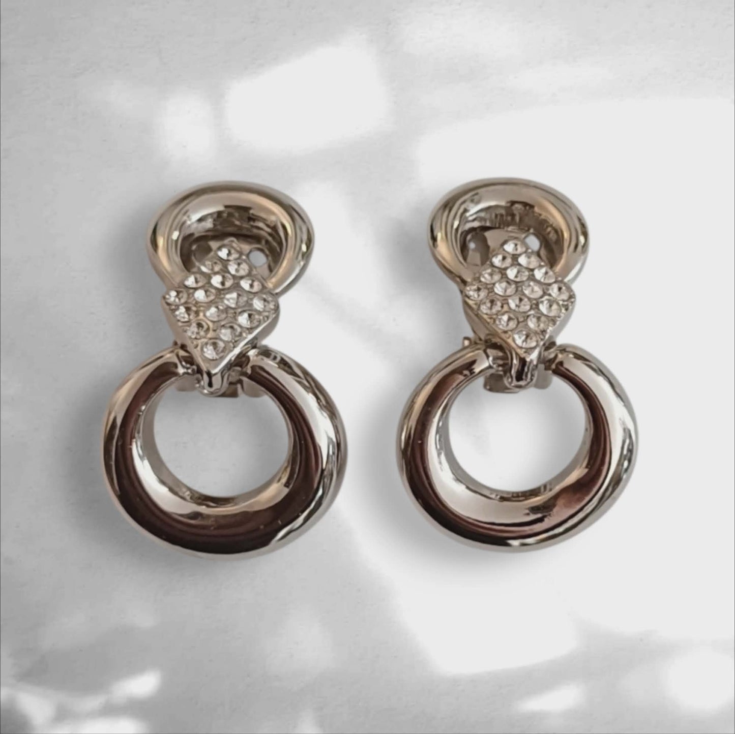 Sølvfargede vintage klipsøredobber med strass og ring