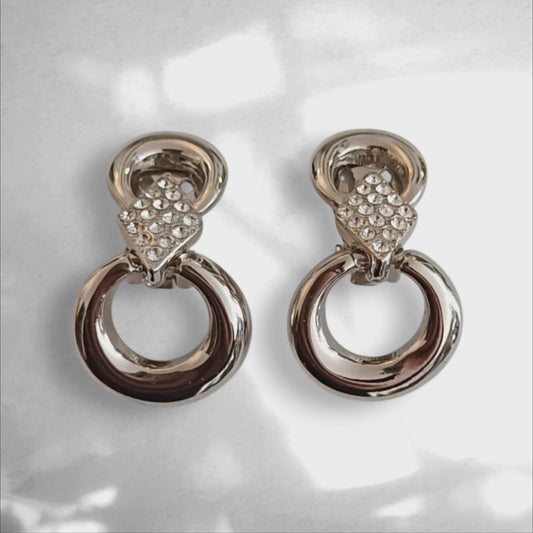 Sølvfargede vintage klipsøredobber med strass og ring