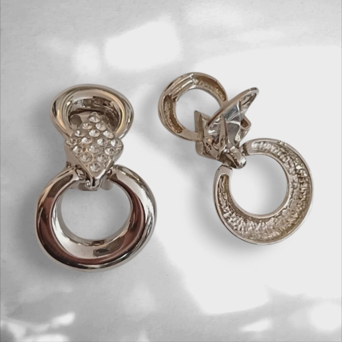 Sølvfargede vintage klipsøredobber med strass og ring