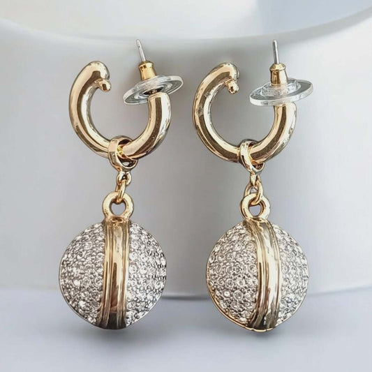 Gullfargede vintageøredobber med krystalldekorert kule