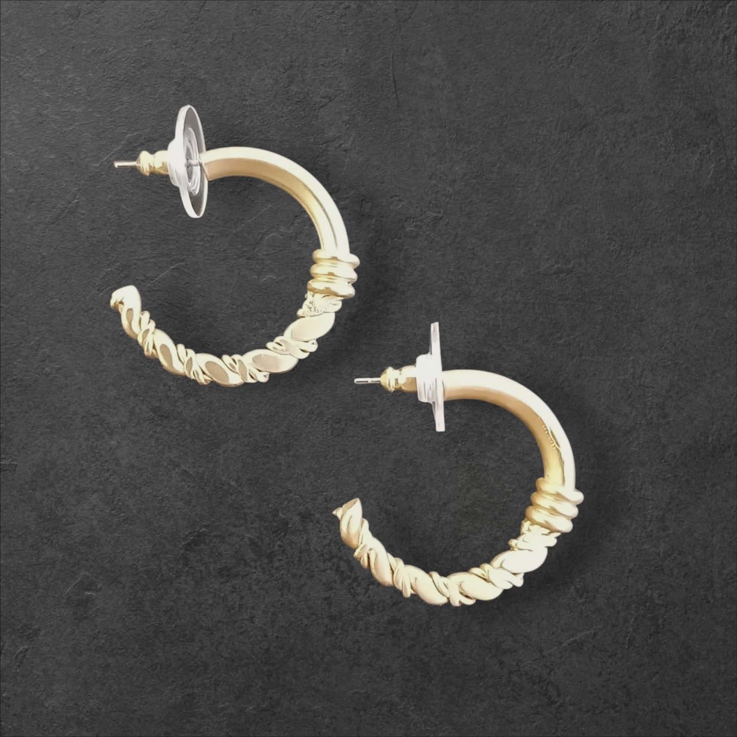 Vintage gullfargede hoops med teksturert detalj
