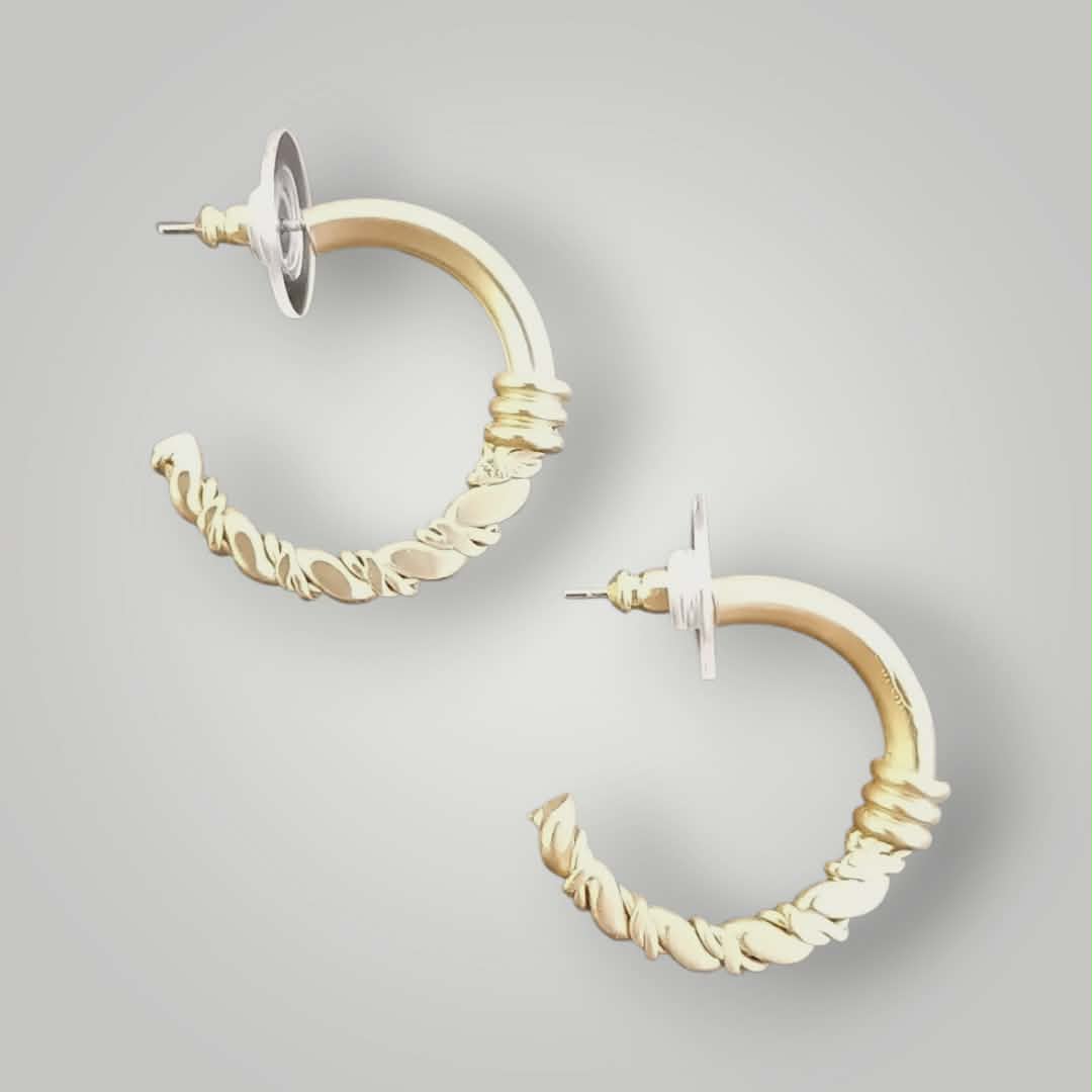 Vintage gullfargede hoops med teksturert detalj