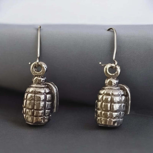 Statement-øredobber med granatmotiv i sølvfarget metall