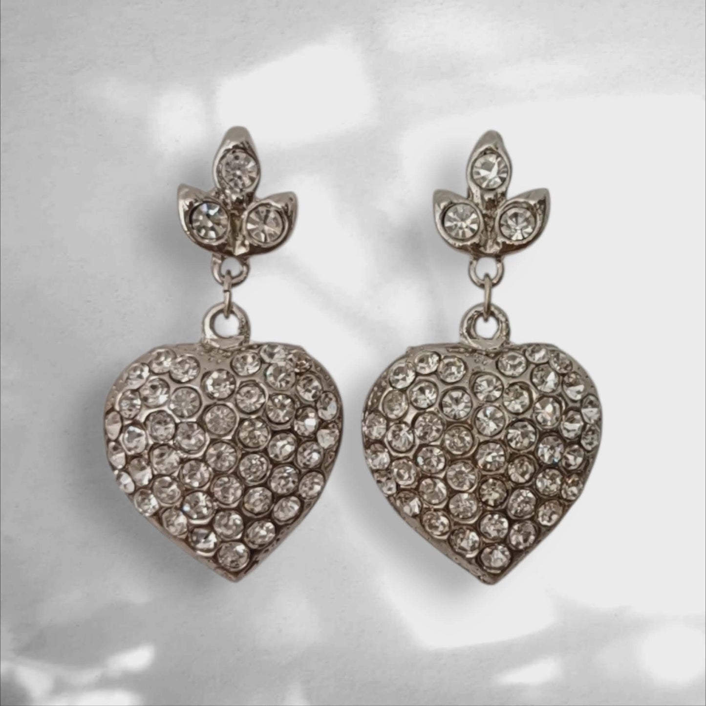 Vintageøredobber med krystallbelagte hjerter