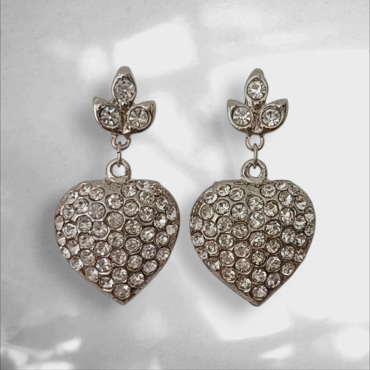 Vintageøredobber med krystallbelagte hjerter