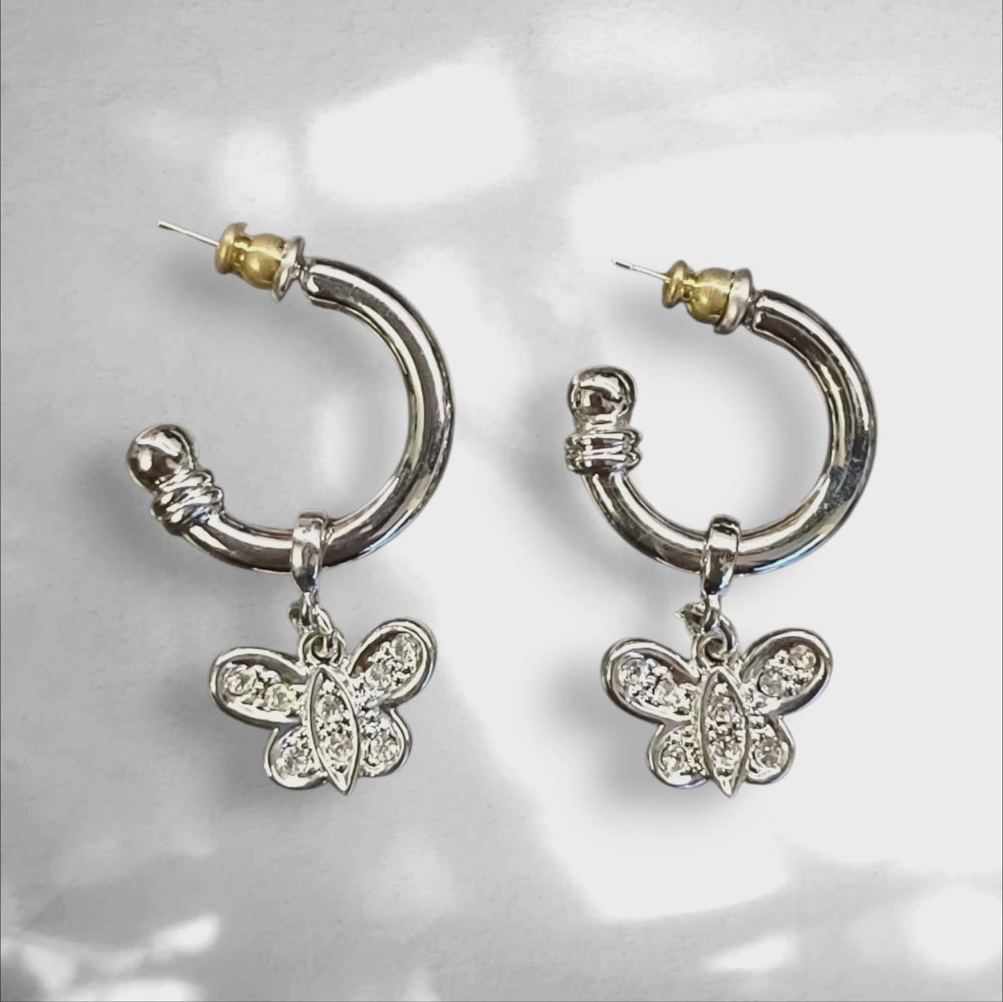 Øredobber med sommerfuglanheng i sølvfarget metall