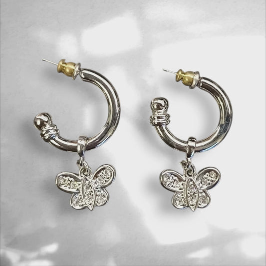 Øredobber med sommerfuglanheng i sølvfarget metall