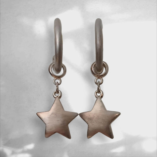 Matte sølvfargede vintageøredobber med stjerner
