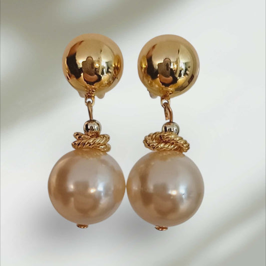 Gullfargede klipsøredobber med perler