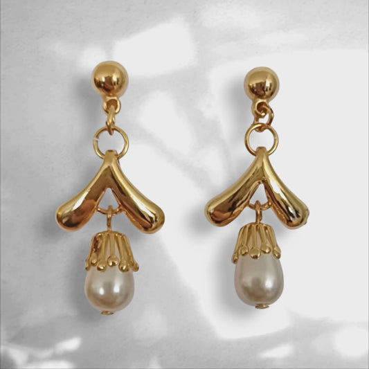 Elegante gullfargede vintage øredobber med perledråper