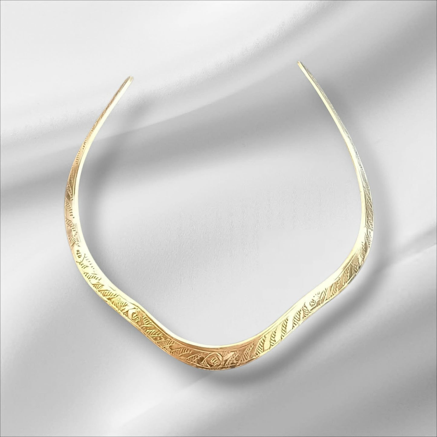 Vintagechoker i gulltone med ornamentert mønster