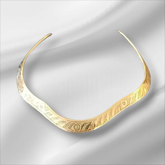 Vintagechoker i gulltone med ornamentert mønster