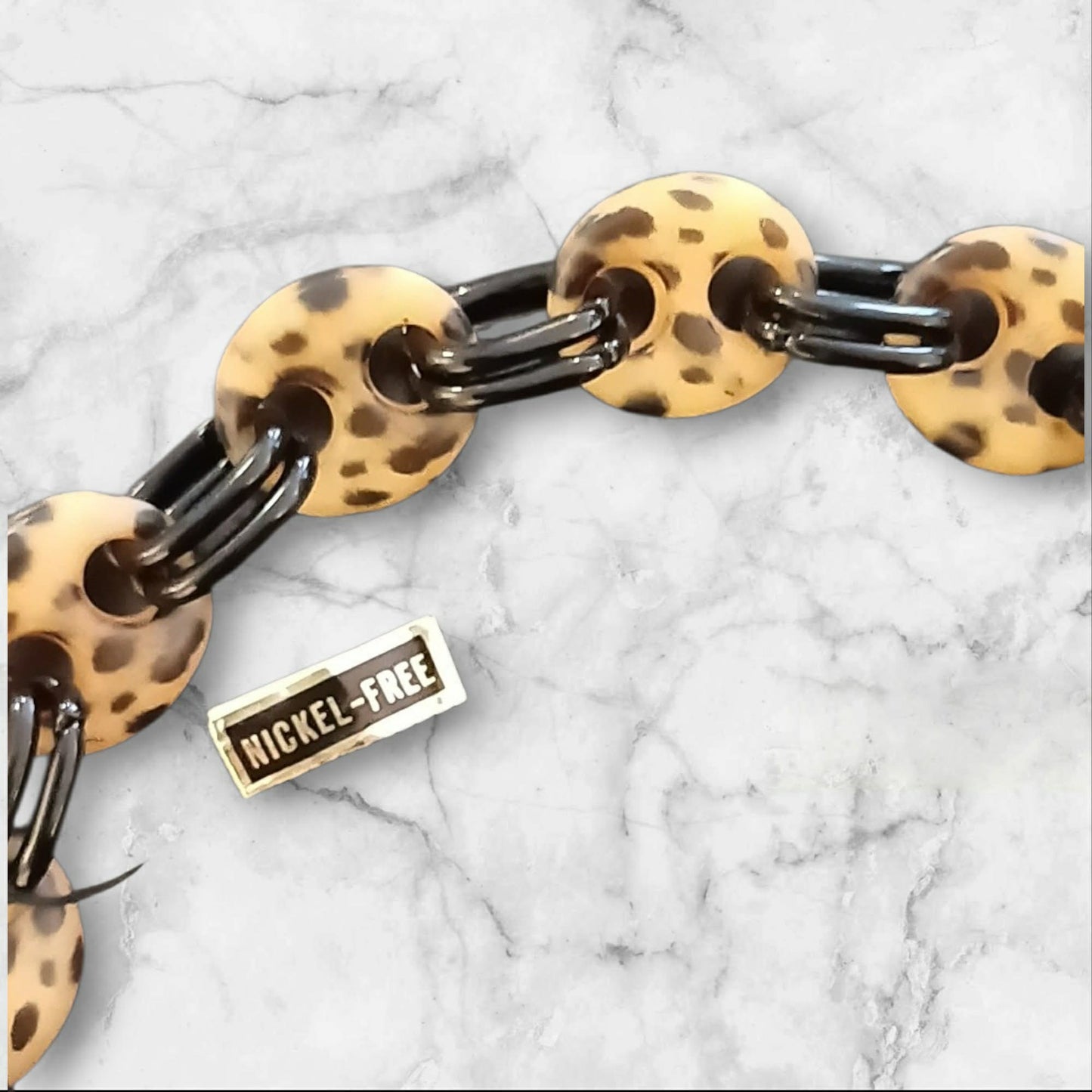Langt kjede med leopardmønstrede ledd