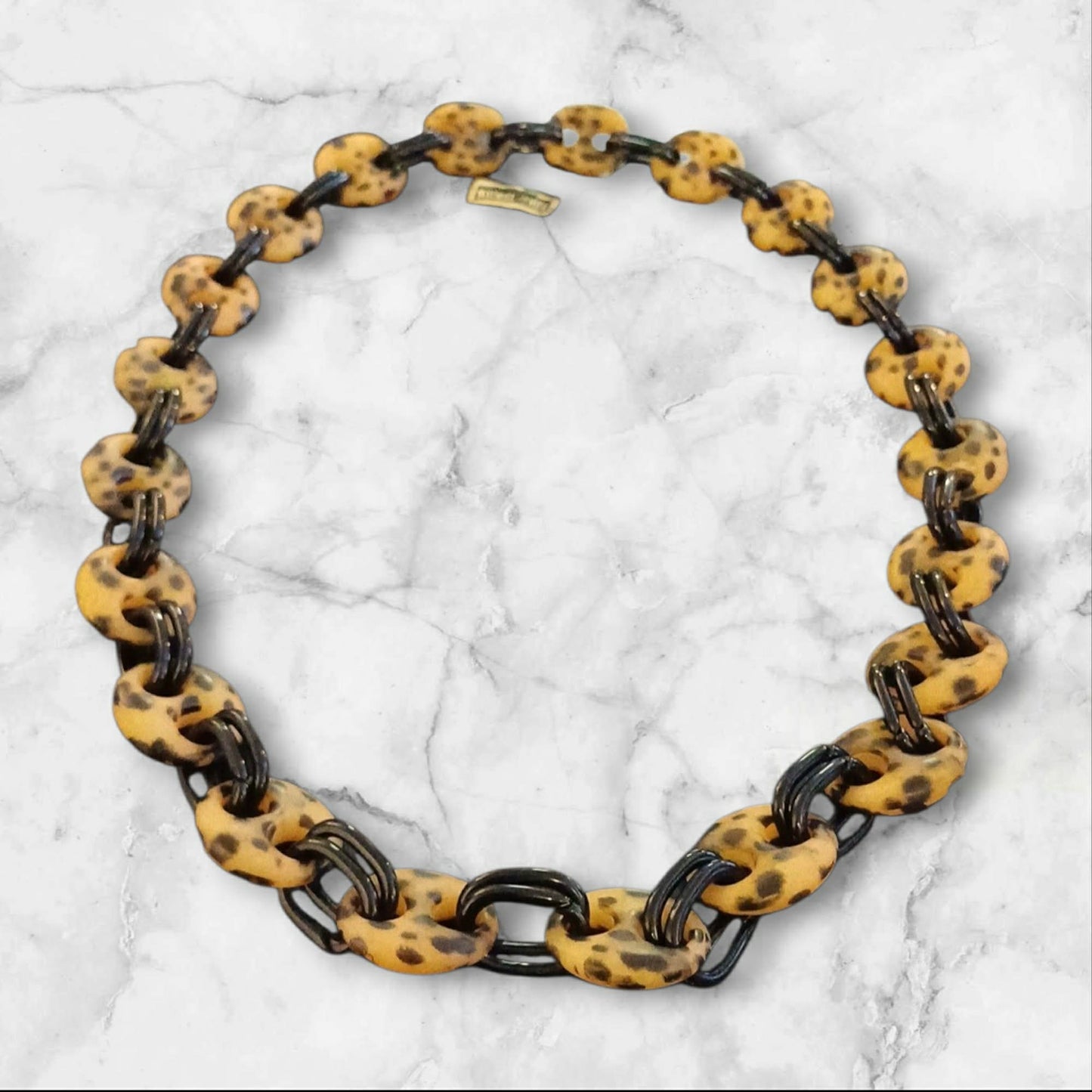 Langt kjede med leopardmønstrede ledd