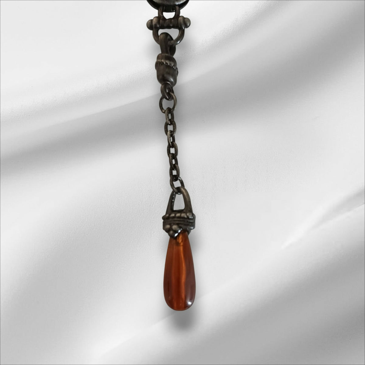 Gothic vintage halskjede med ravfarget sten