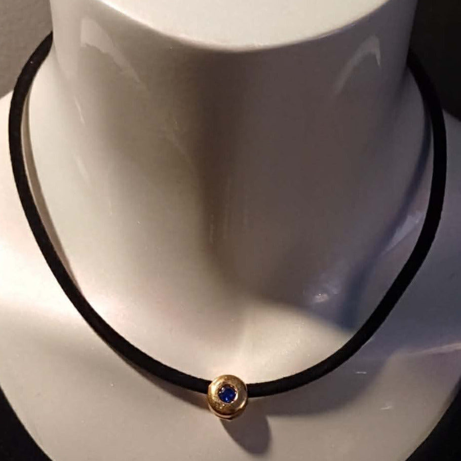 Elegant fløyelschoker med dekorativ blå sten