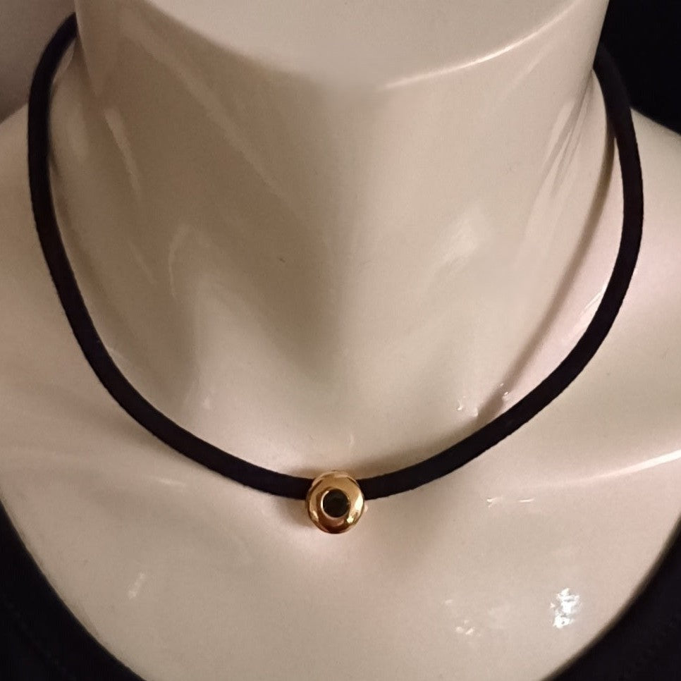 Elegant fløyelschoker med dekorativ grønn sten