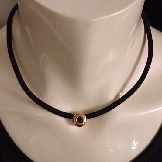 Elegant fløyelschoker med dekorativ grønn sten