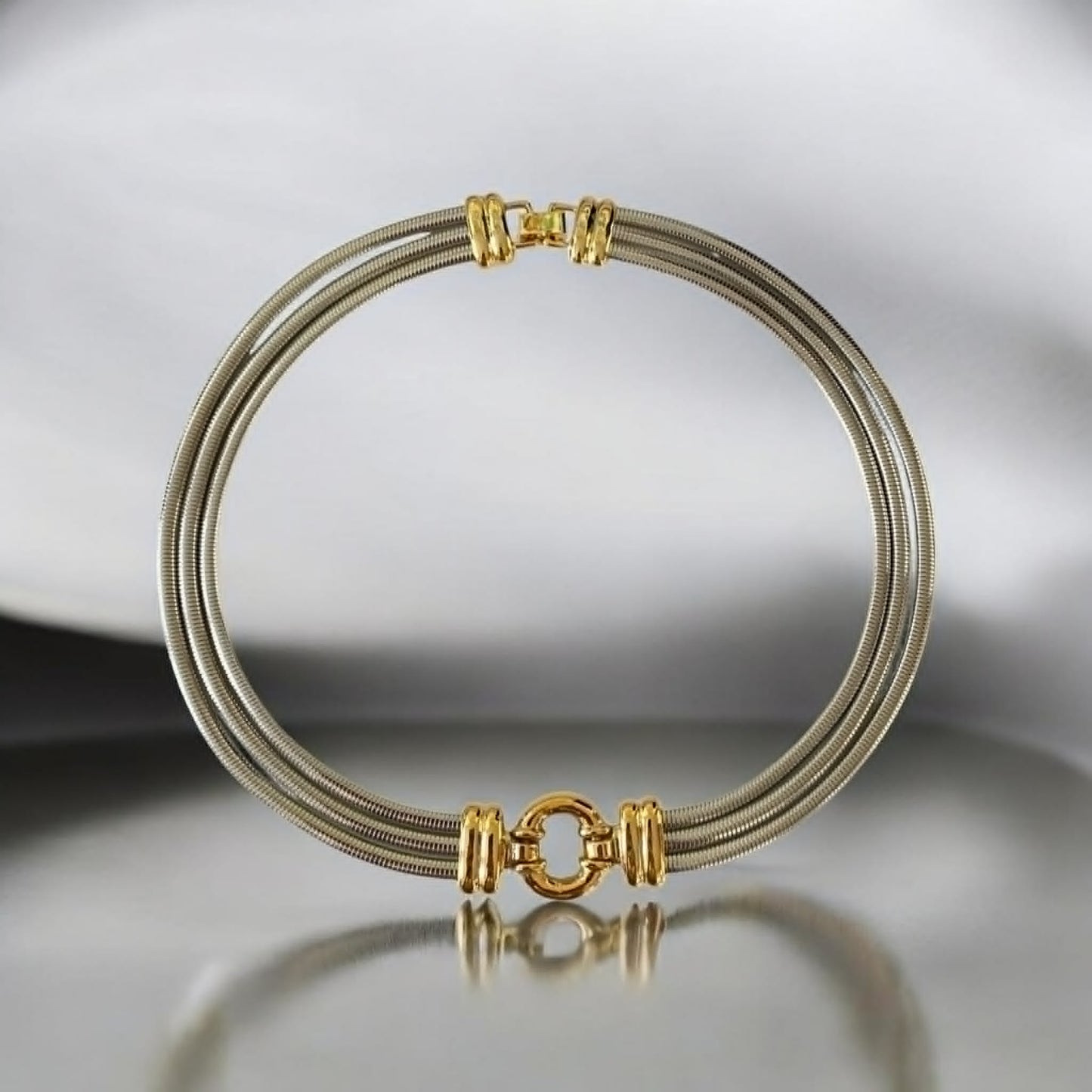 Eksklusivt halssmykke med elegante detaljer