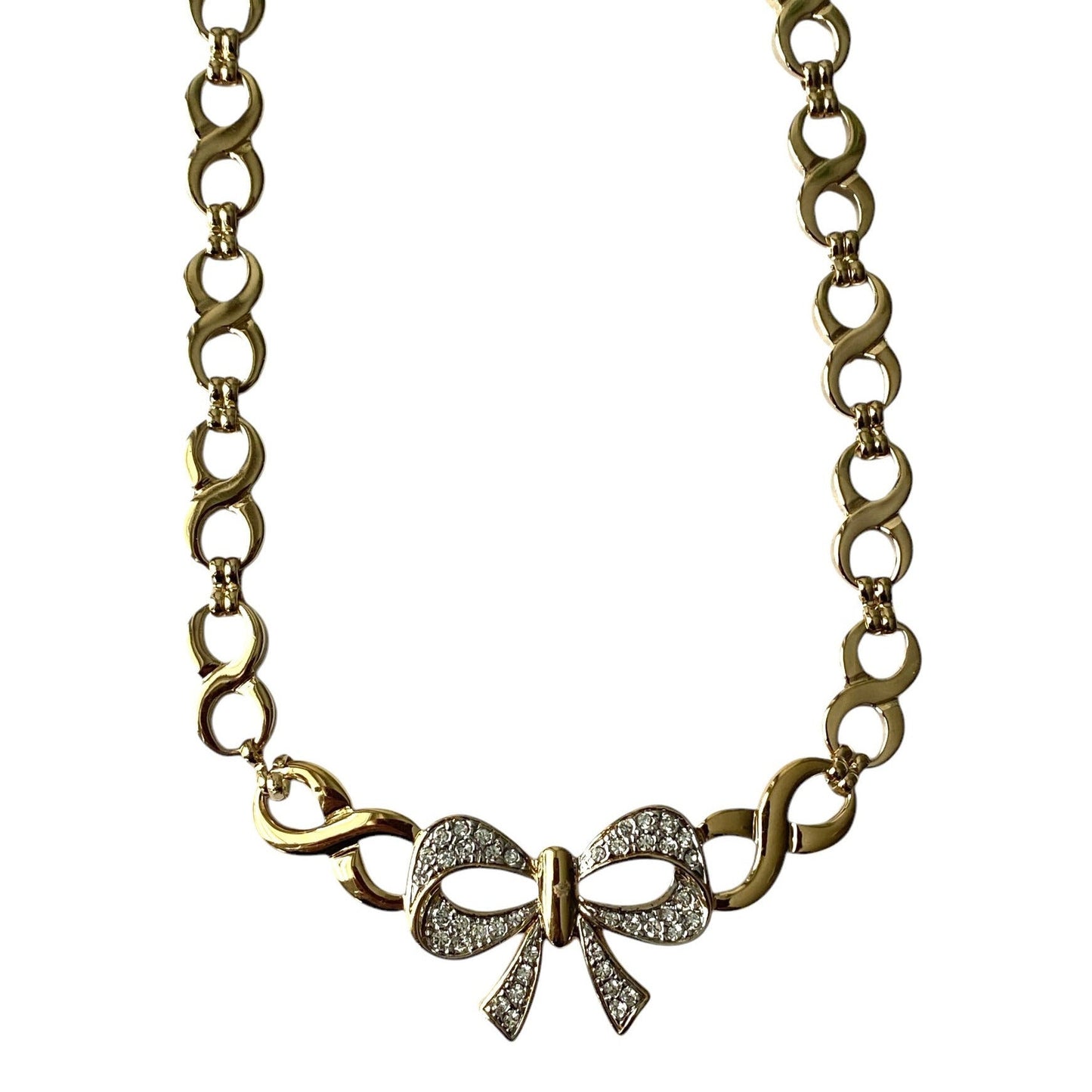 Gullfarget kjede med sløyfe og blanke stener