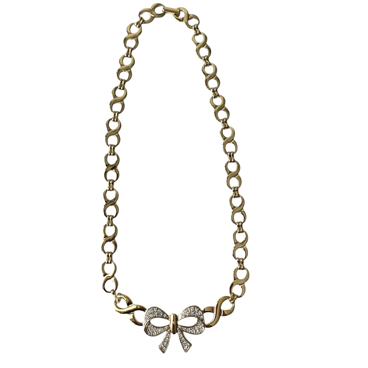 Gullfarget kjede med sløyfe og blanke stener