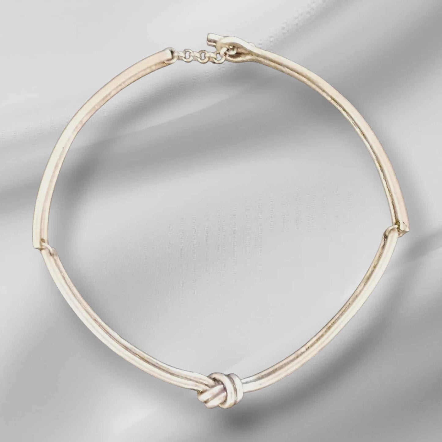 Sølvfarget choker med minimalistisk knute