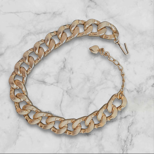 Kraftig gullfarget vintagechoker med gravert lenke