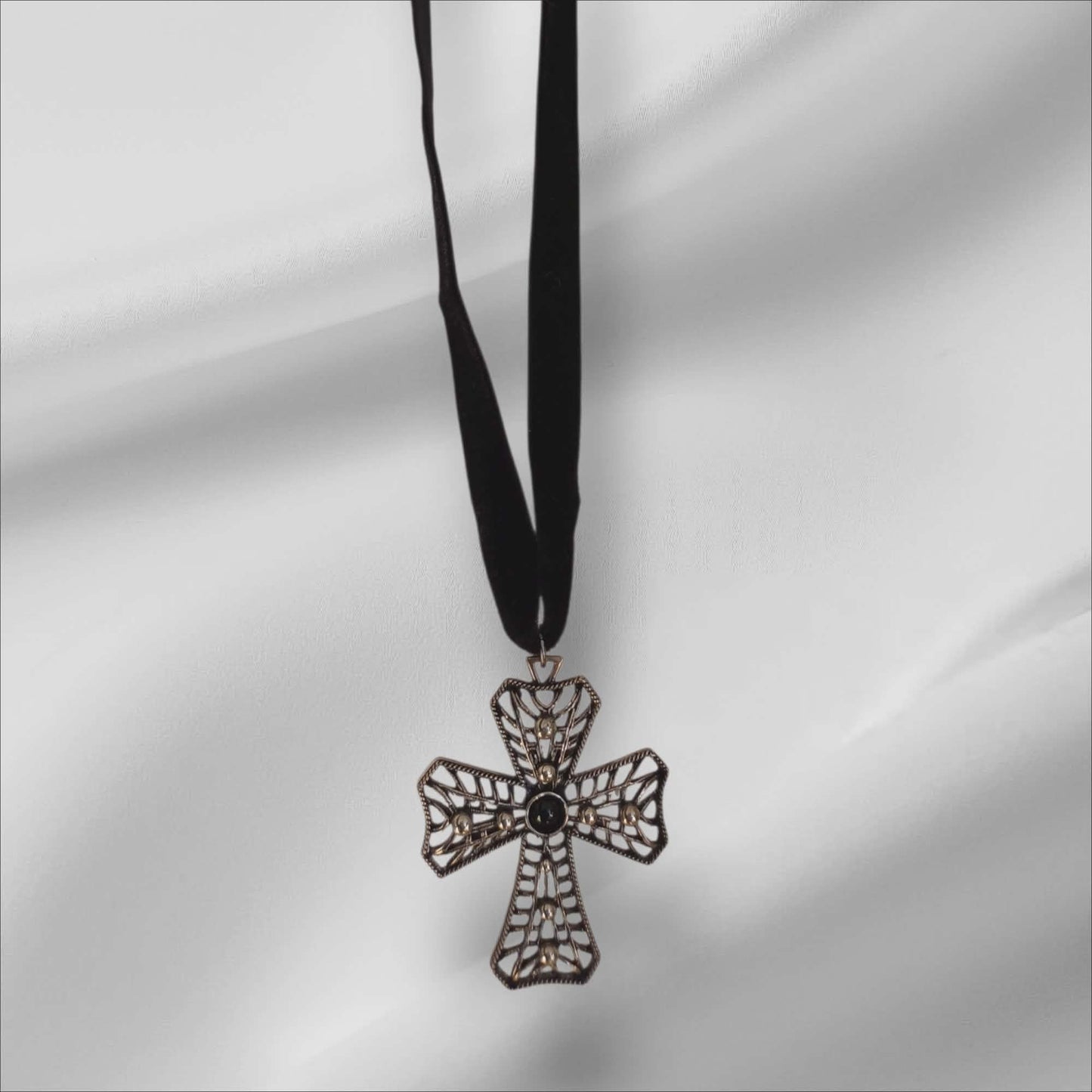 Gotisk kors på fløyelsbånd