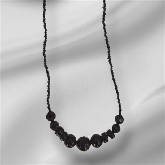 Fasettert sort perlehalskjede
