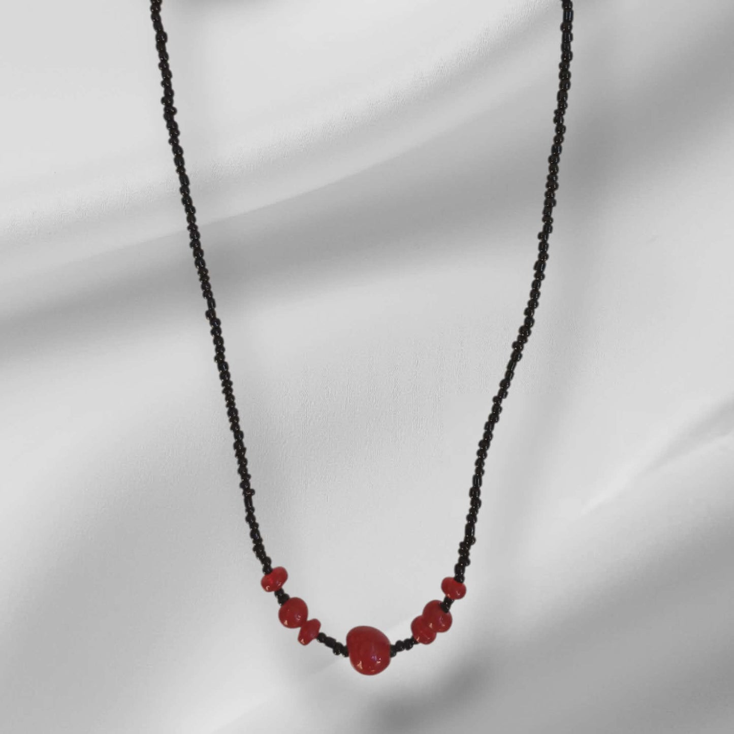 Sort perlehalskjede med røde glassperler