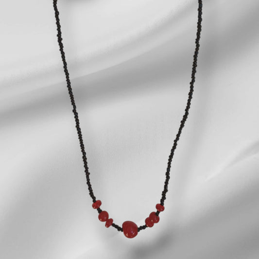 Sort perlehalskjede med røde glassperler