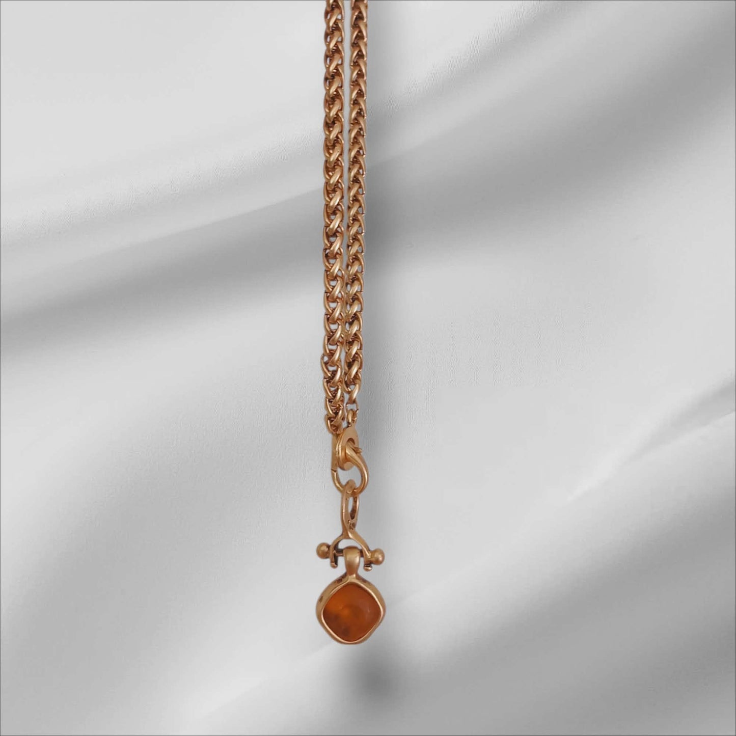 Halskjede med ravfarget sten