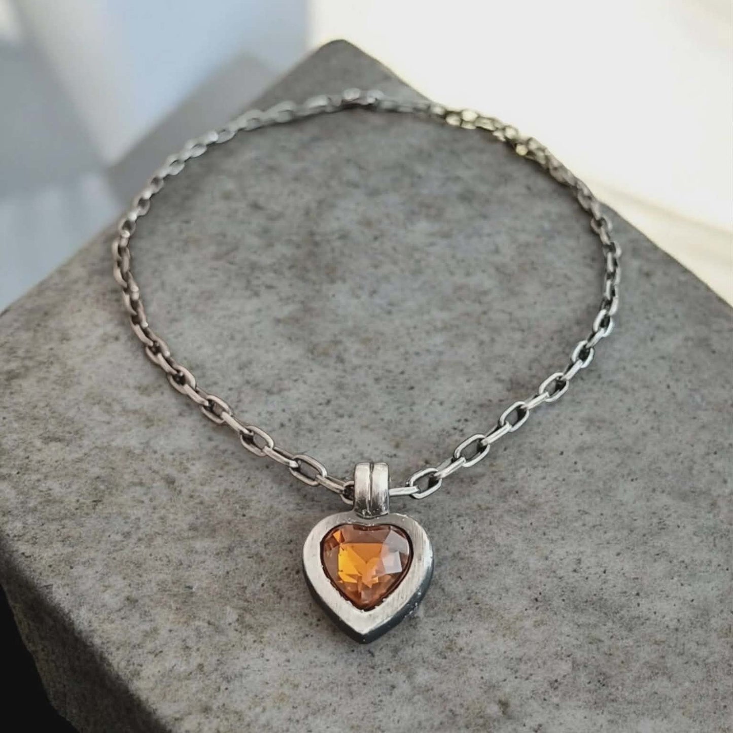 Vintage halskjede med hjerteanheng og ravfarget sten