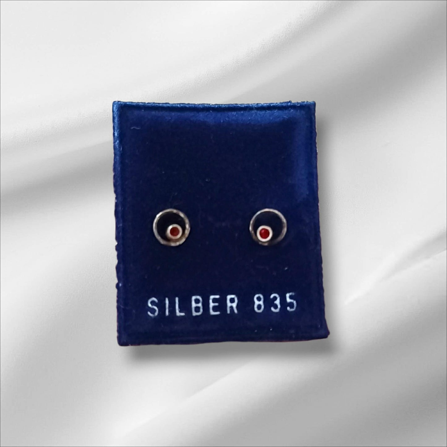 Vintageøredobber i 835 sølv med rød detalj