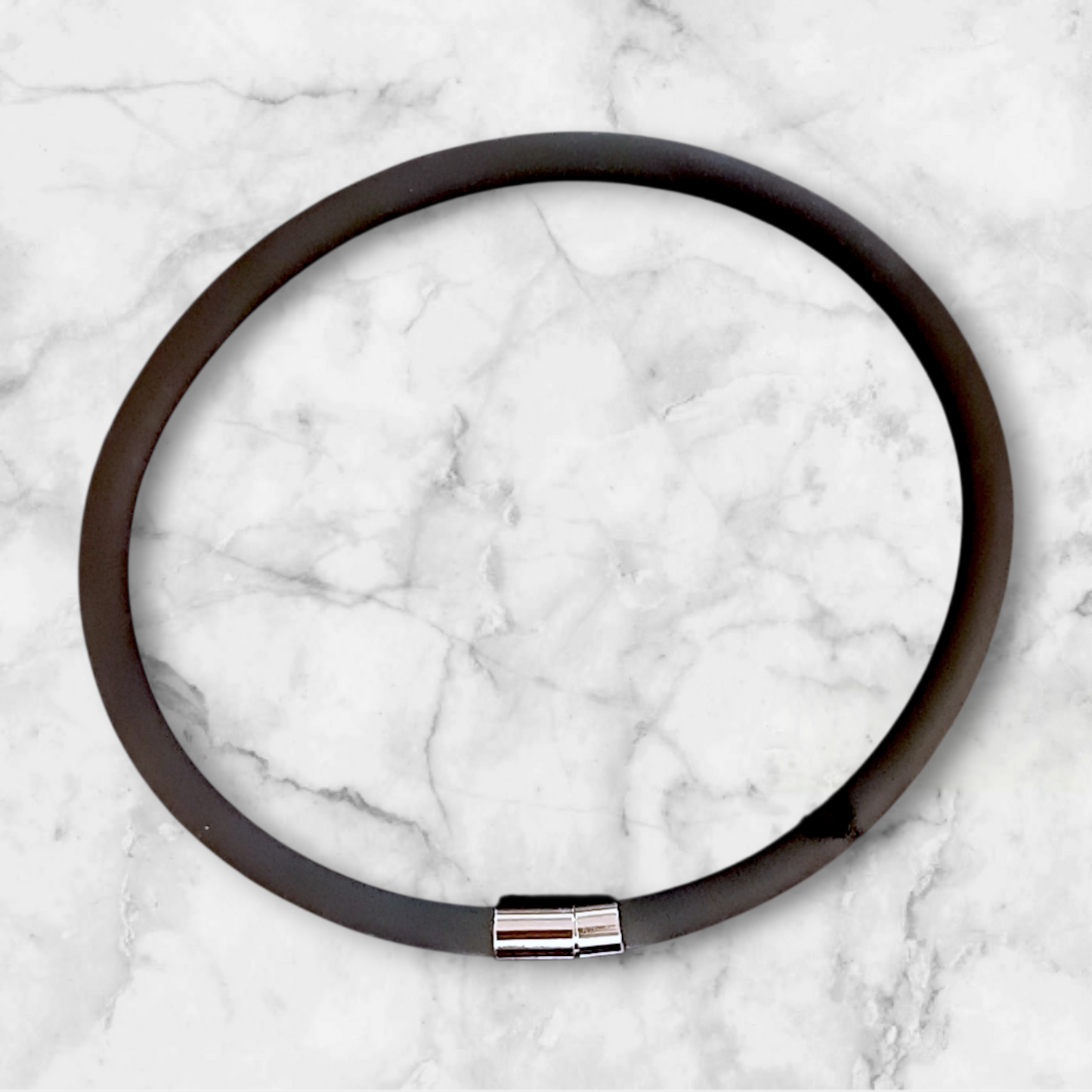 Sort chokerkjede i gummi med magnetlås